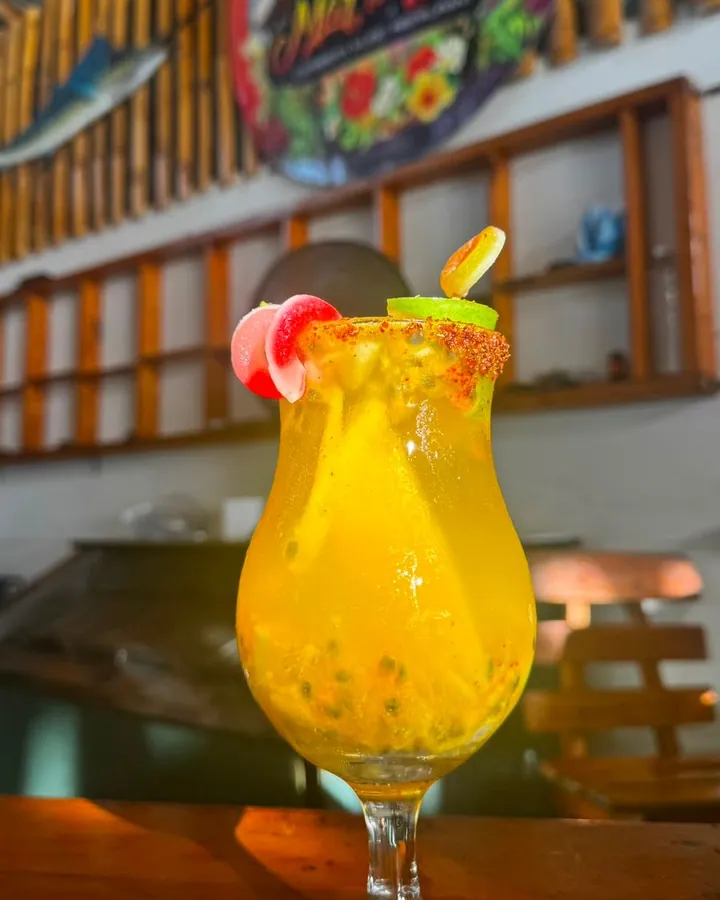 Coctel de maracuyá servido en la barra de Mar de Sol