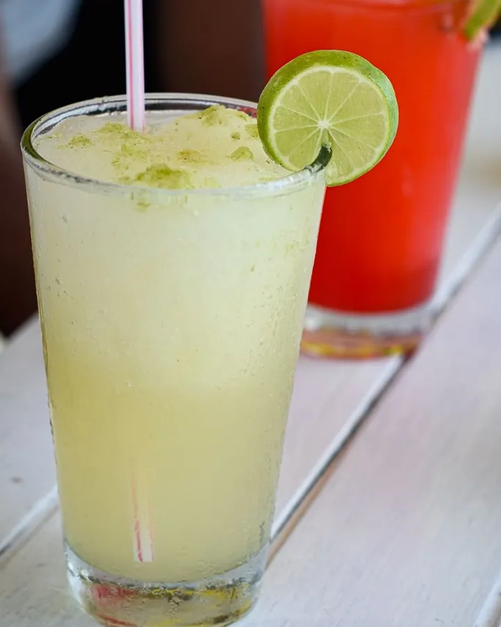 Limonada natural y limonada cerezada servidas en la mesa