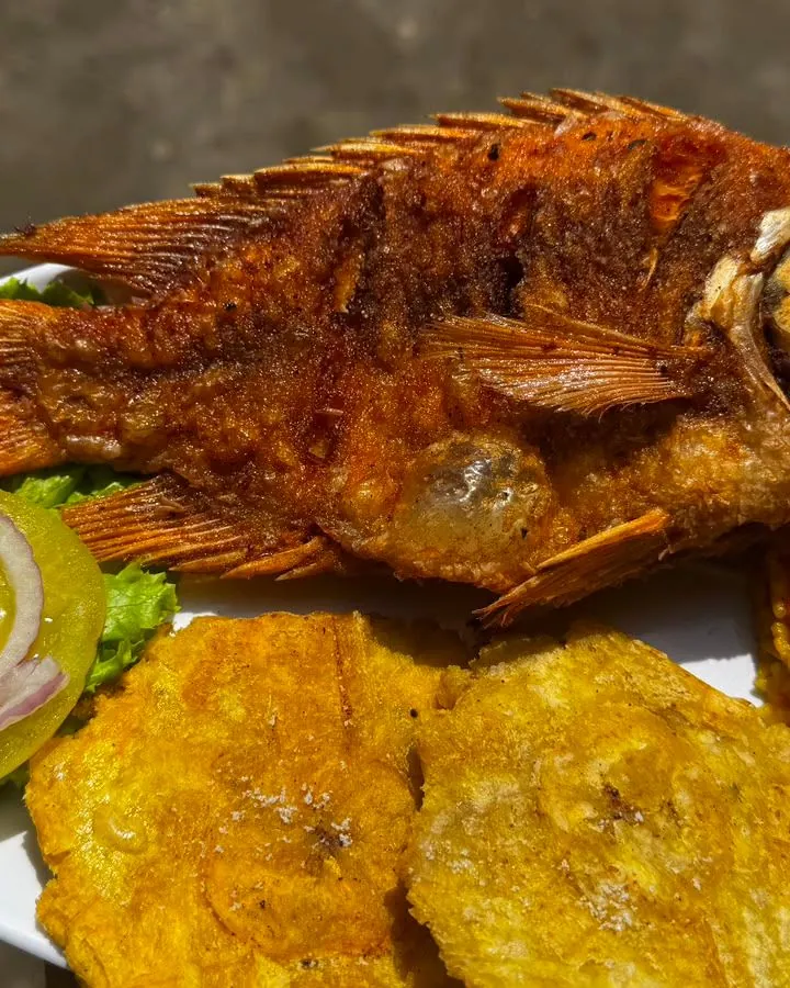 Mojarra frita con arroz de mariscos y patacones
