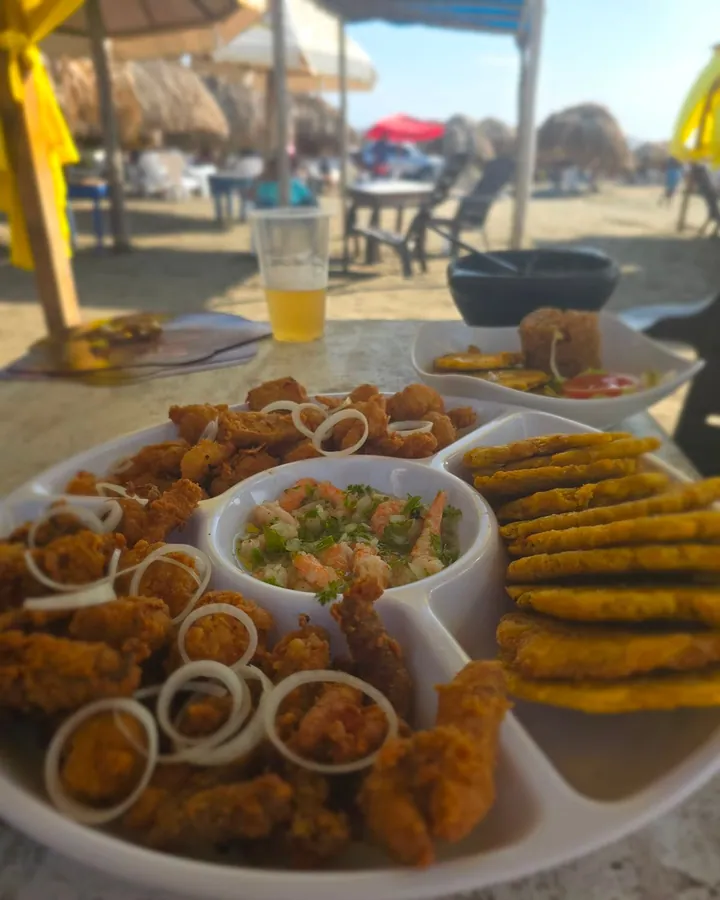 Bandeja de picada servida frente a la playa de Pradomar